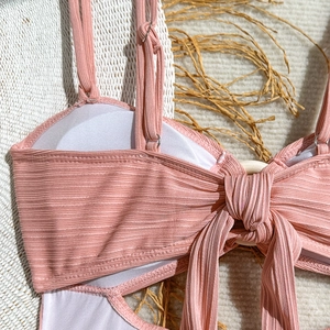 Détail du haut de bikini côtelé rose avec boucle centrale et bretelles réglables