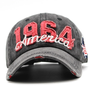 Dettaglio del ricamo 1964 America su cappello in cotone lavato con effetto vintage usurato
