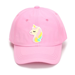 Detailansicht der rosa Kinder-Basecap mit süßem Einhorn-Silikonaufnäher auf der Vorderseite