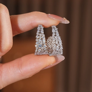 Dettaglio ravvicinato degli orecchini a forma di U placcati oro 18k con zirconi luminosi