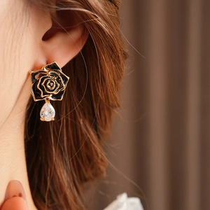 Détail macro de boucles d'oreilles rose noire vintage avec pendentif goutte en zircon