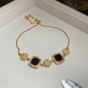 Détail du bracelet réglable plaqué or 18k avec pierres noires carrées et étoiles