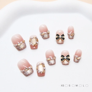 Faux ongles œil de chat rose dégradé avec nœuds noirs, perles et texture tweed