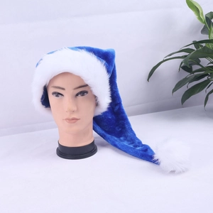 Long bonnet de Noël bleu en peluche sur tête de mannequin avec bordure en fourrure