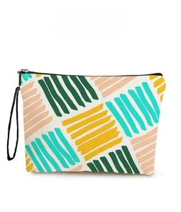 Détail de la pochette en toile à rayures géométriques colorées avec fermeture éclair