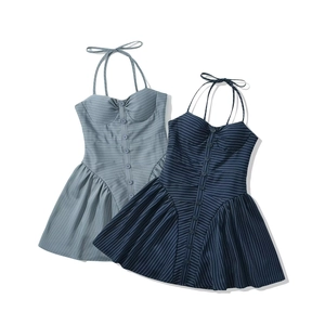 Robe courte dos nu à rayures de style français avec boutons et décolleté en cœur