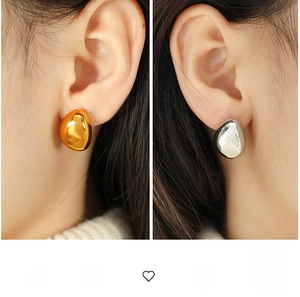 Detailed comparison of hollow teardrop earrings in polished gold and silver finishes