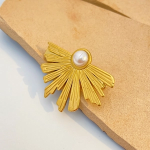 Retro 18k gold stainless steel hair clip with radiating sunburst texture and pearl center