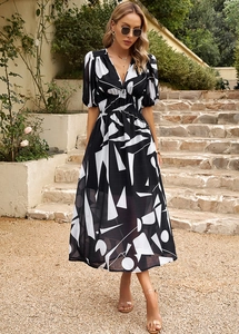 Détail du col en V et de l'imprimé géométrique noir et blanc sur cette robe d'été trapèze