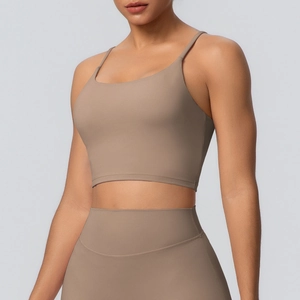 Détail d'un ensemble brassière de sport et legging de yoga de couleur havane