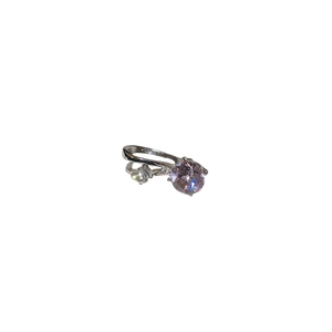 Bague argentée avec une grande pierre précieuse violette et un petit diamant