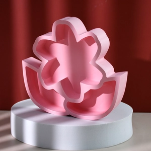 Primer plano de molde de silicona rosa con forma de flor y efecto de sombras tenues
