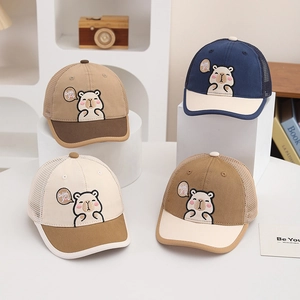 Dettaglio di cappellini da baseball traspiranti per neonati con ricami cartoon carini