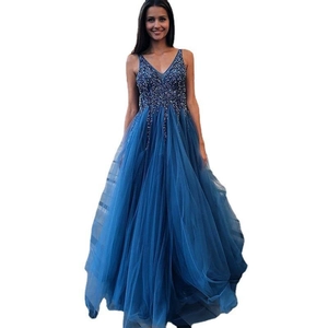 Détail d'une robe de soirée bleu foncé avec col en V, sequins et broderies de perles