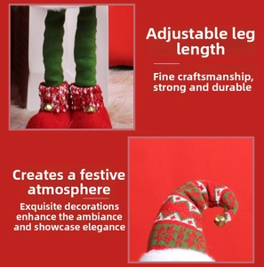 Détail d'un lutin de Noël avec bonnet tricoté rouge vert et pattes rétractables