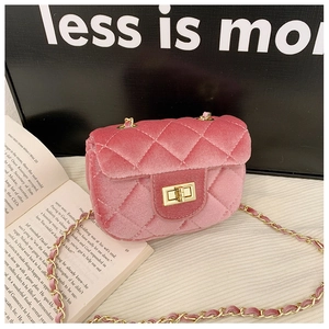 Détails du sac bandoulière en velours rose avec matelassage et chaîne dorée