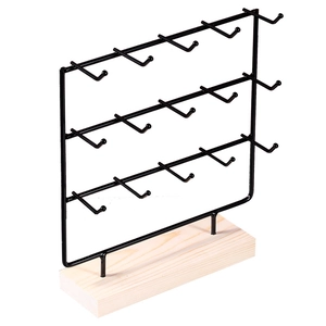 Espositore per gioielli a tre livelli in metallo nero con base in legno per collane