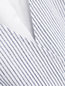 Gros plan sur un tissu à rayures bleues et blanches avec de fins fils argentés