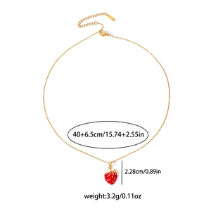 Collier minimaliste avec pendentif fraise doré en acier inoxydable durable