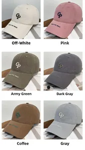 Détail de casquettes de baseball en coton multicolores avec broderie CP et visière courbée