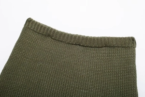 Dettaglio ravvicinato del tessuto a maglia verde militare con bordi a costine e cuciture
