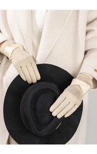 Détails de gants en daim beige avec boucle de poignet élégante et texture douce et chaude