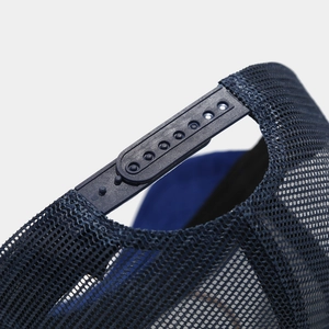 Détail de la fermeture snapback réglable et du mesh sur la casquette trucker bleu marine