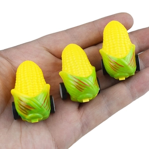 Tre mini auto di mais a frizione in mano che mostrano dimensioni e texture reali
