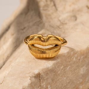 Bague ouverte en acier inoxydable plaqué or 18K en forme de lèvres avec texture rayée