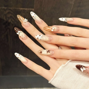 Uñas postizas de leopardo marrón moca otoñal con detalles 3D de estrellas y lazos