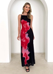 Détail de la robe longue noire à fleurs rouges avec de fines bretelles et un imprimé floral