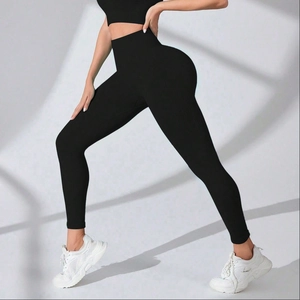 Détail du legging de yoga noir côtelé sans couture montrant la taille haute et l'effet galbant