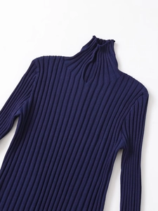 Details des dunkelblauen Rippstrick-Poloshirts mit Tropfenausschnitt und Rollkragen