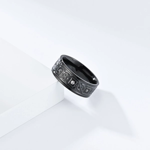Vue macro du relief noeud celtique et incrustation de zircon sur bague titane noir