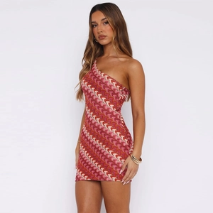 Détail du motif au crochet géométrique coloré sur une robe moulante à une épaule