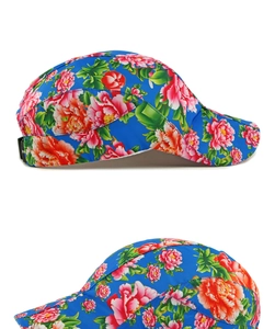 Dettaglio del cappellino floreale con cinturino regolabile e stampa di peonie colorate