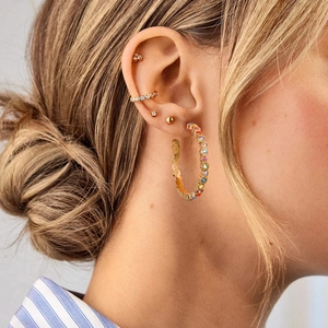 Créoles en acier inoxydable plaqué or 18k avec cristaux colorés portées par mannequin