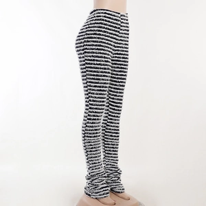 Vue détaillée du pantalon en maille rayée avec texture douce et design taille haute