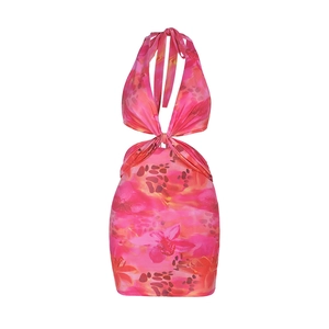 Vue détaillée de l'imprimé fleuri rose rouge et de la taille évidée de cette mini robe