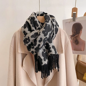 Women's Classic Leopard Print Viscose Scarf Winter Thickened Warm Shawl With Tassels Retro Jacquard Oversized Neck Wrap