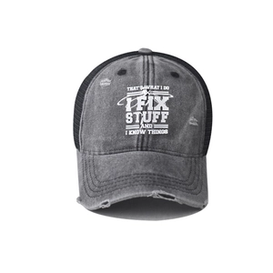 Dettaglio di un cappello da baseball in rete grigio invecchiato con stampa personalizzata