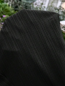 Vue macro détaillée du short de maternité noir avec texture de tissu plissé vertical élastique