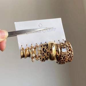 Vintage Leopard Print Hoop Earrings With Faux Artificial Pearl Resin C-Shaped Alloy Jewelry For Women With Silver Earring Post