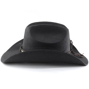 Gros plan d'un chapeau de cow-boy noir tissé avec ceinture en cuir et boucle métallique fine