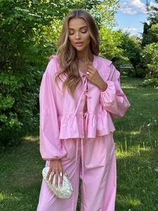 Détails de l'ensemble rose en coton avec chemisier à volants et pantalon large