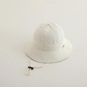 Détail chapeau bob enfant beige en coton avec cordon de serrage réglable et petite étiquette