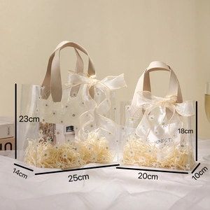 Detailed size comparison of PVC daisy gift bags with dimensions and ribbon decoration