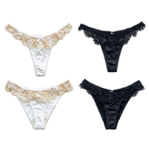 Elegante set da 4 pezzi di culotte in pizzo e raso con perizomi e slip in nero e bianco