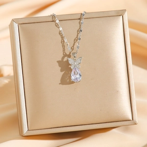 Collier papillon argenté élégant avec pendentif goutte en zircon sur boîte cadeau