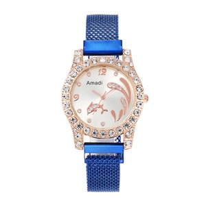 Detail von blauem Mesh-Band und Roségold-Lünette mit Strass und Delfin-Zifferblatt